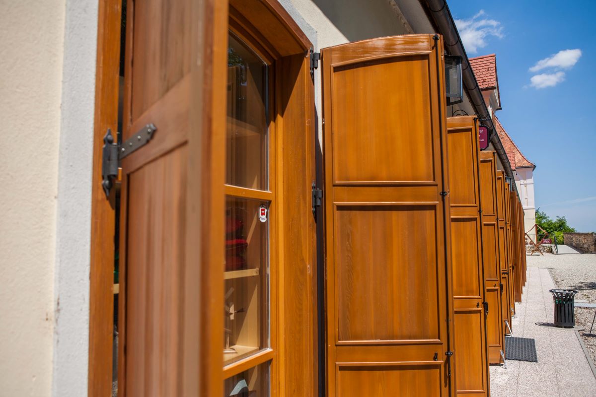 Slovenië is een land van houtbouw. Niet verwonderlijk met zo veel bos. Deze mooie houten luiken beschermen de ramen van een kasteel. Weet jij welk kasteel? #weetjij