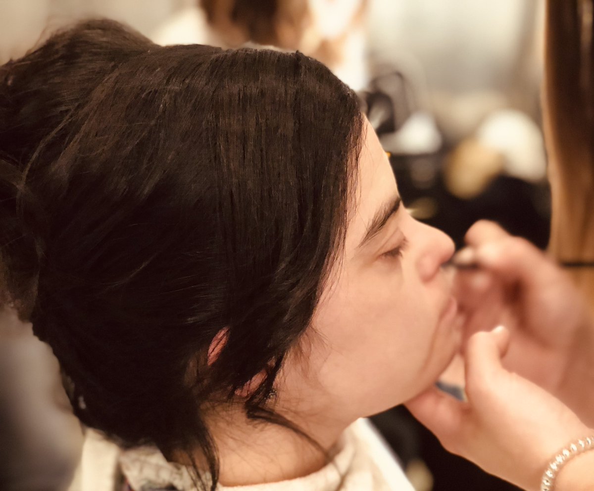 eterniankrea's tweet photo. @Gorka_Eternian @W4yeternian @pasarelagon #lookdesenfadado #naturalmakeup #downaraba #peluqueriasocial https://t.co/9xahWRI7tm