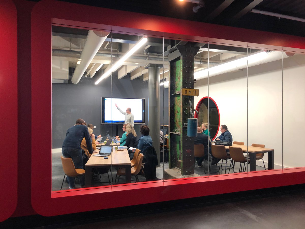 Vandaag de eerste training in het nieuwe Edulab mogen verzorgen. Donderdag 16 mei is de officiële opening van deze mooie nieuwe ruimte waar we samen met collega's kunnen onderzoeken hoe educatieve technologie ingezet kan worden in je les. #verbinden en #inspireren #rocvantwente