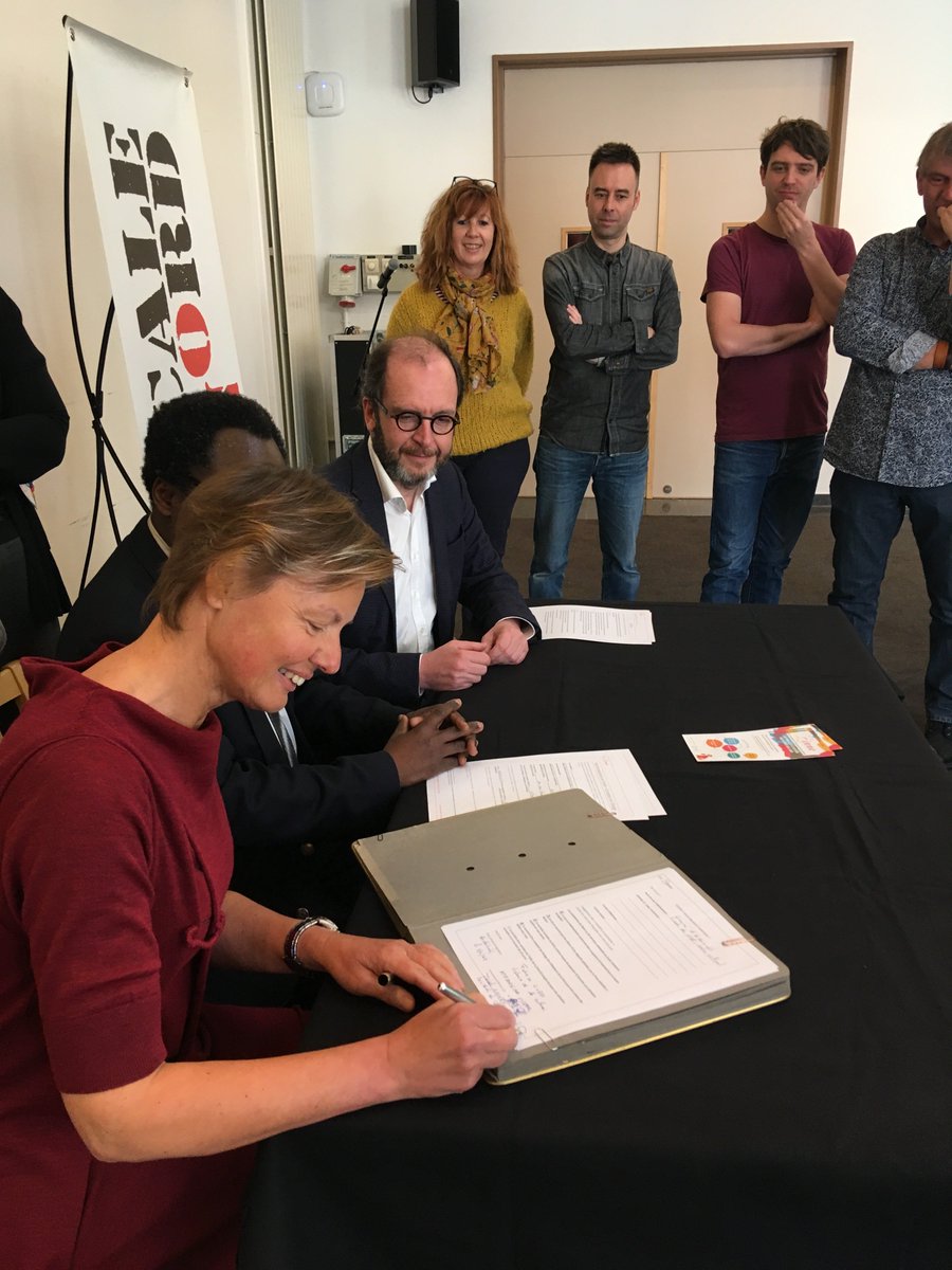 ccAnderlecht's tweet photo. Ca y est ! La convention est signée 😀 Vous pouvez venir payer en Zinne (la nouvelle monnaie locale bruxelloise) à l'https://t.co/NG5ClO27FP et à la Bibliothèque de l'Espace Carême dès aujourd'hui ! https://t.co/O06sC5ieCm