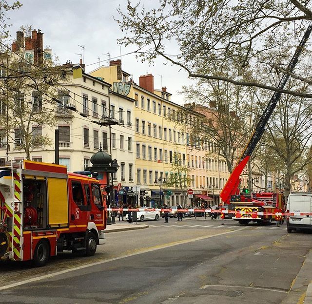 Une fuite de gaz a provoqué un incendie hier dans un immeuble autour de la place. 🚒 .
#croixrousse #lyon #incendie #pompier #sdmis #sdmis69 #grandeechelle #firefighters #camiondepompier #intervention