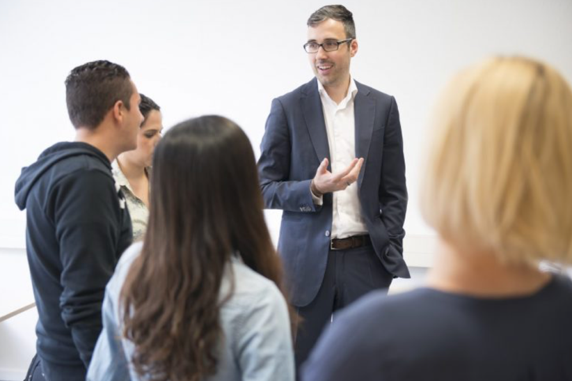 BabelTalen's tweet photo. Wil jij graag krachtiger en overtuigender overkomen tijdens zakelijke gesprekken in het Engels? Meld je dan nu aan voor onze seminar Language of Persuasion! Twee ervaren docenten leren je alles over overtuigingskracht > https://t.co/s3quPtIhU0 #seminar #overtuigen https://t.co/SKeL7Sjnvt