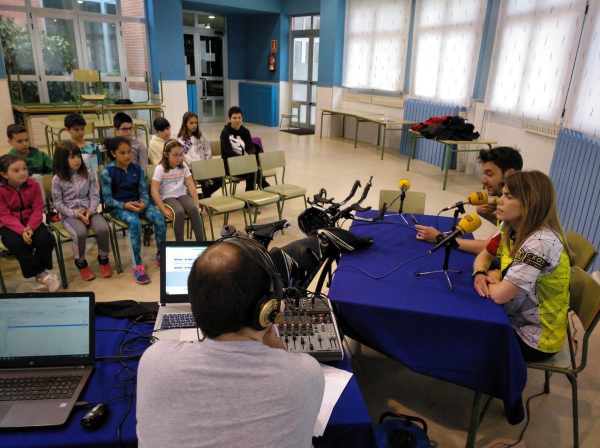 RadioRioja's tweet photo. Miércoles es sinónimo de #SerActivos. Hoy desde el colegio CEIP Gonzalez Gallarza de Lardero. ¡Hablamos de triatlón! Diez minutos y empezamos.
https://t.co/G5QvhAZGwe https://t.co/UYupHtx03M