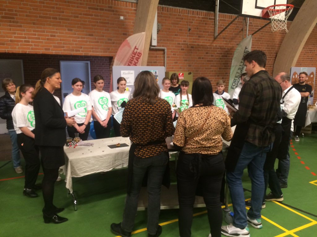 petergoth67's tweet photo. Verninge Skole vinder årets DM i madkamp. Team Ugle / UGlegårdsskolen blandt DKs ti bedste. Flot og godt gået 👍 https://t.co/KDCIsBmPV4