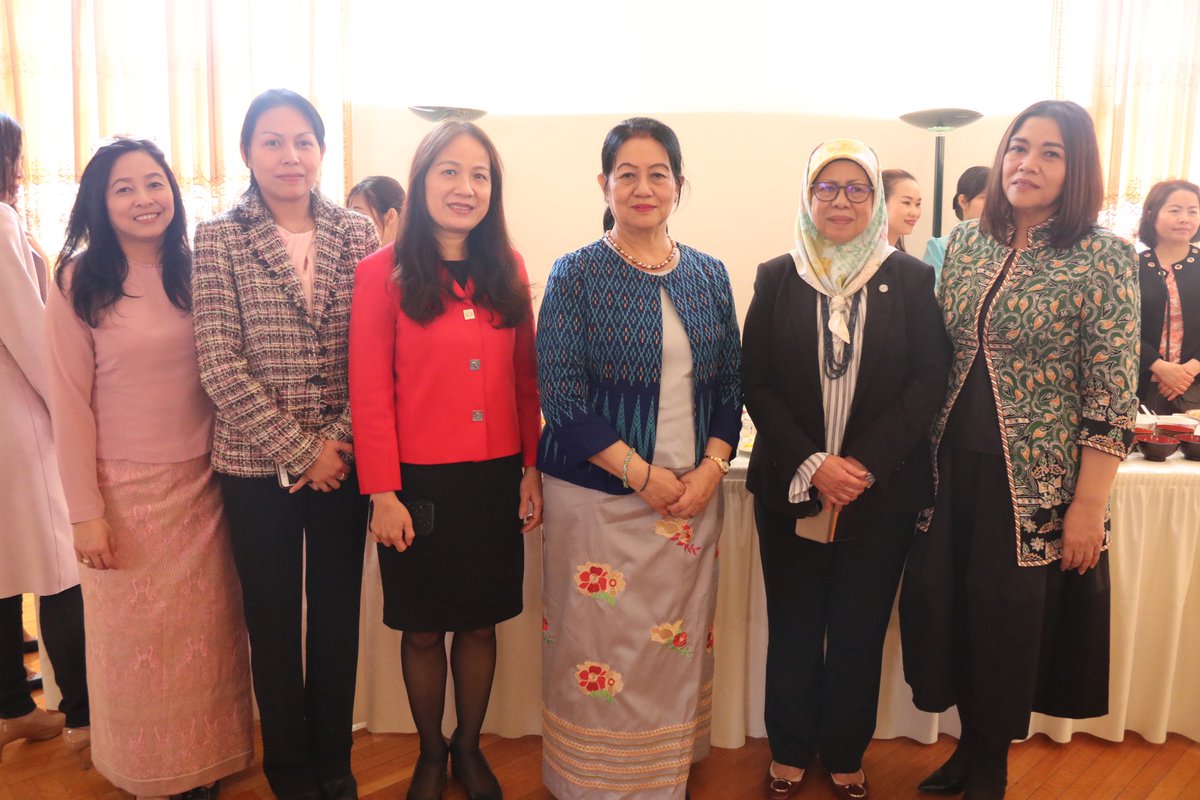 dc_awc's tweet photo. Tea Leaf Salad (starter);
Ohn Noe Khao Swe (Coconut Chicken Noodle Soup) (main dish);
Mote Lone Yay Paw (Rice ball) (dessert);
Delicious dishes prepared by our friends from #Myanmar Embassy 😋 #CulinaryDay2019 @philippinesusa @KBRIWashDC @MYembassyWDC @SingaporeEmbDC @ThaiEmbDC https://t.co/bYM825q5VE