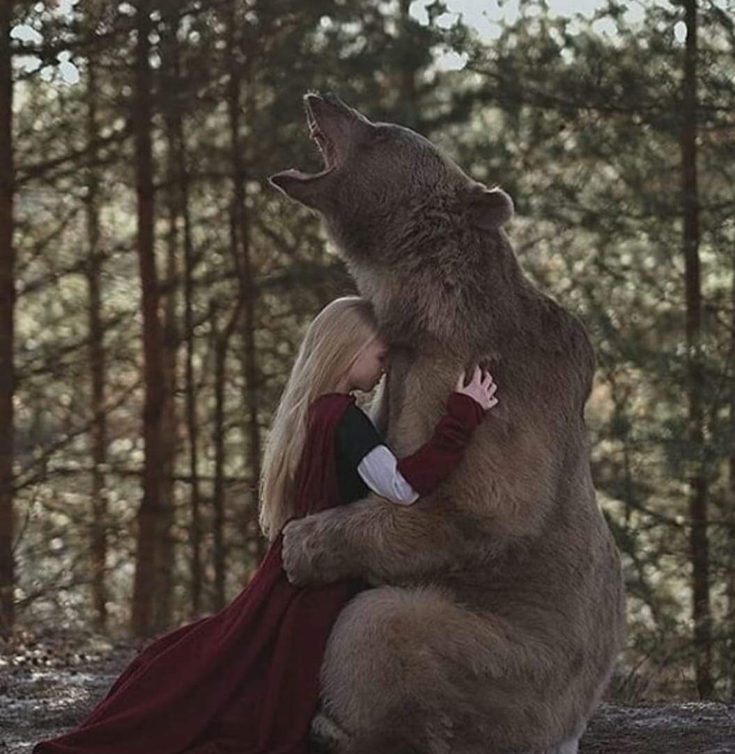 Медведь и девушка