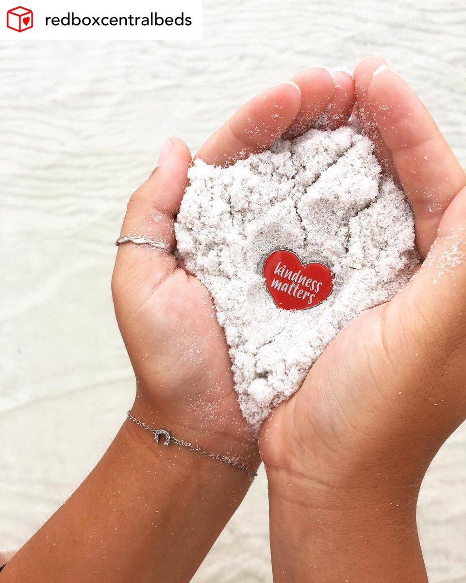 RedBoxProject's tweet image. Loving this beautiful photo of our #KindnessMatters badge on its travels! 

Thanks for sharing @RedBox_CBeds ❤️

#RedBoxProject
#PinBadgeLove
#EndPeriodPoverty
#FreePeriods