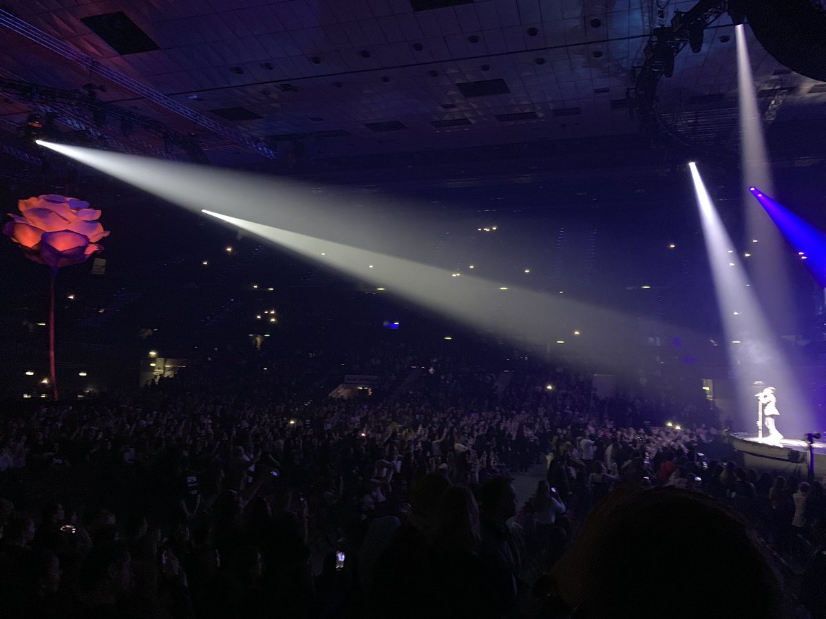 meli_platzer's tweet photo. #ShawnMendesTheTourVienna https://t.co/uxbpPqfYwk