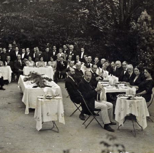 YoAguaMondariz's tweet photo. Desde hace casi 150 años, a la hora de juntarnos a la mesa siempre mejor con Aguas de Mondariz. Disfruta de nuestros productos en la mejor compañía. #familia #family #nostalgia #tradiciones #vintage #historia #mondariz #amigos #momentos #agua #water #aguasdemondariz https://t.co/qD8wdvFgBq