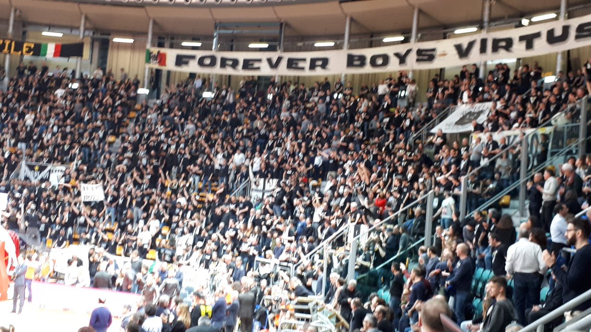 MalarmeDavid's tweet photo. Le mur noir de bologne https://t.co/CoE9I06VzL
