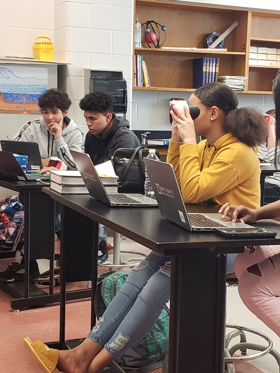 SRMHSpride's tweet photo. Have you ever wanted to visit the coral reefs? That's exactly what Dr. Smith's Marine Ecology class did virtually! @SRMHSPrincipal @WCPSS @wcpssmagnets 
#virtalreality #WhatStartsHereChangesEverything #marineecology https://t.co/1uq2zr8FsF
