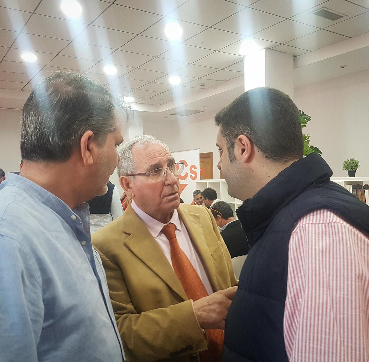 JLVilchesCs's tweet photo. Esta tarde hemos tenido presentación de candidatos al #Congreso y #Senado. Enhorabuena a todos mis compañer@s de @CsCordoba_Prov 🍊 ¡Salimos a ganar! 💪 https://t.co/eFYphCnpaC