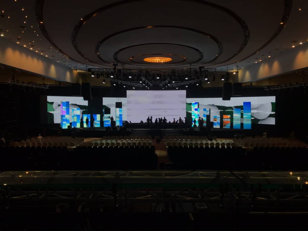 aiteonffawards's tweet photo. More From The #AiteoNffAwards2019

We give special kudos to the event producer @onyeubanatu for a sleek operation!

The man with a 'wooden hat', we hail oo 🙌🙌🙌

#NightsofLegends #LegendsOfNigerianFootball #AiteoNffAwards https://t.co/ZT8sZpfhfM