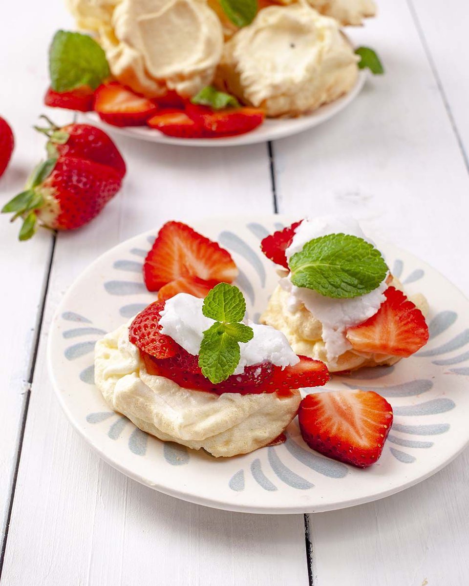 Dreaming of one of my favorite treats… my Grandma’s meringues 🤤 I made a keto version to rekindle the memories, and they are pretty darn delectable if I do say so myself. Find the recipe in my upcoming cookbook! Pre-order here: buff.ly/2EDTpXJ
#theketodiet #keto #lchf