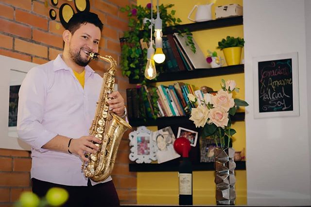 oscarsernasax's tweet photo. ¿Cómo vas a vivir de la música? Yo cambiaría esa pregunta, por esta: ¿Cómo podría vivir sin la música? Gracias Dios por todas tus bendiciones. Ph @black_killez #musically #music #musica #oscarserna #saxofon #saxophone #alto #yamaha #yas61 #vandoren #jumb… https://t.co/mFDAUF9EaS https://t.co/yBrXCHhT0B