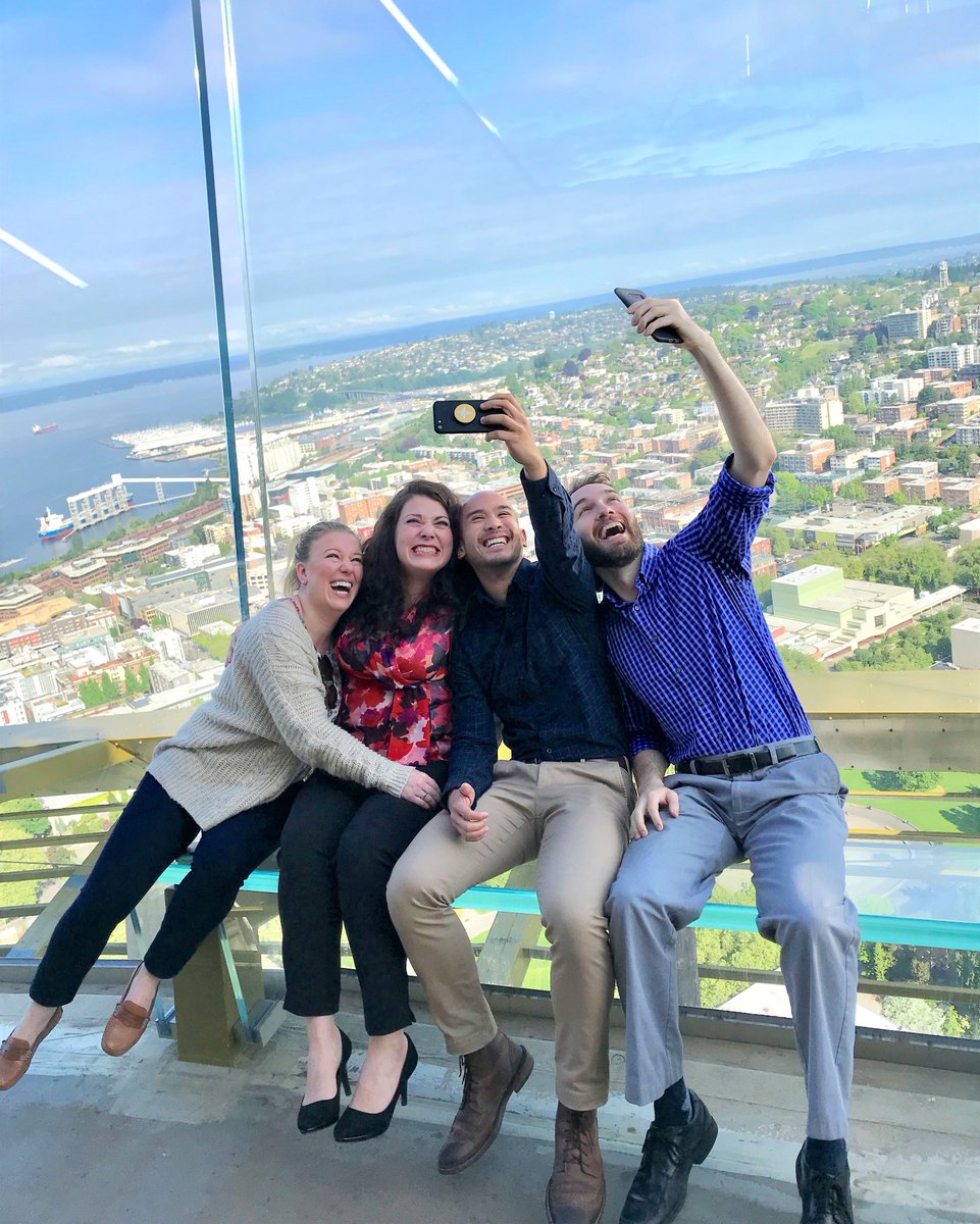 space_needle's tweet image. Once you&apos;re up top, make sure you don&apos;t miss taking a selfie on a #Skyriser! 🤳🏽

Since our #spacelift renovation, we added 24 glass benches, that allow you to lean back and experience Seattle like never before. #visitseattle