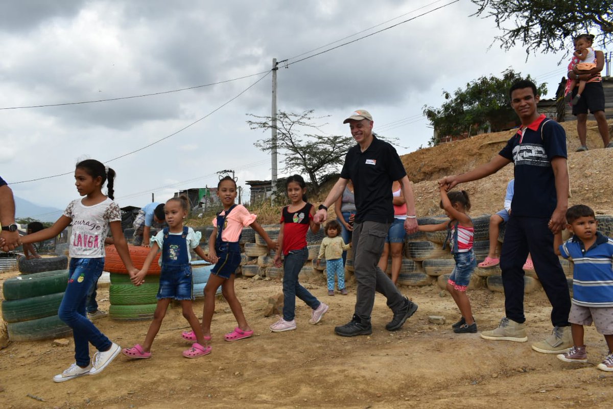 WorldVisionLAC's tweet photo. Justin Byworth, Líder Global de Asuntos Humanitarios y Emergencias de @WorldVision International visita uno de nuestros Espacios Amigables de la Niñez en Cúcuta. En este lugar, 650 niños venezolanos reciben apoyo psico social. En tiempos de crisis, la niñez es la más vulnerable. https://t.co/6r6H0Ba0xs