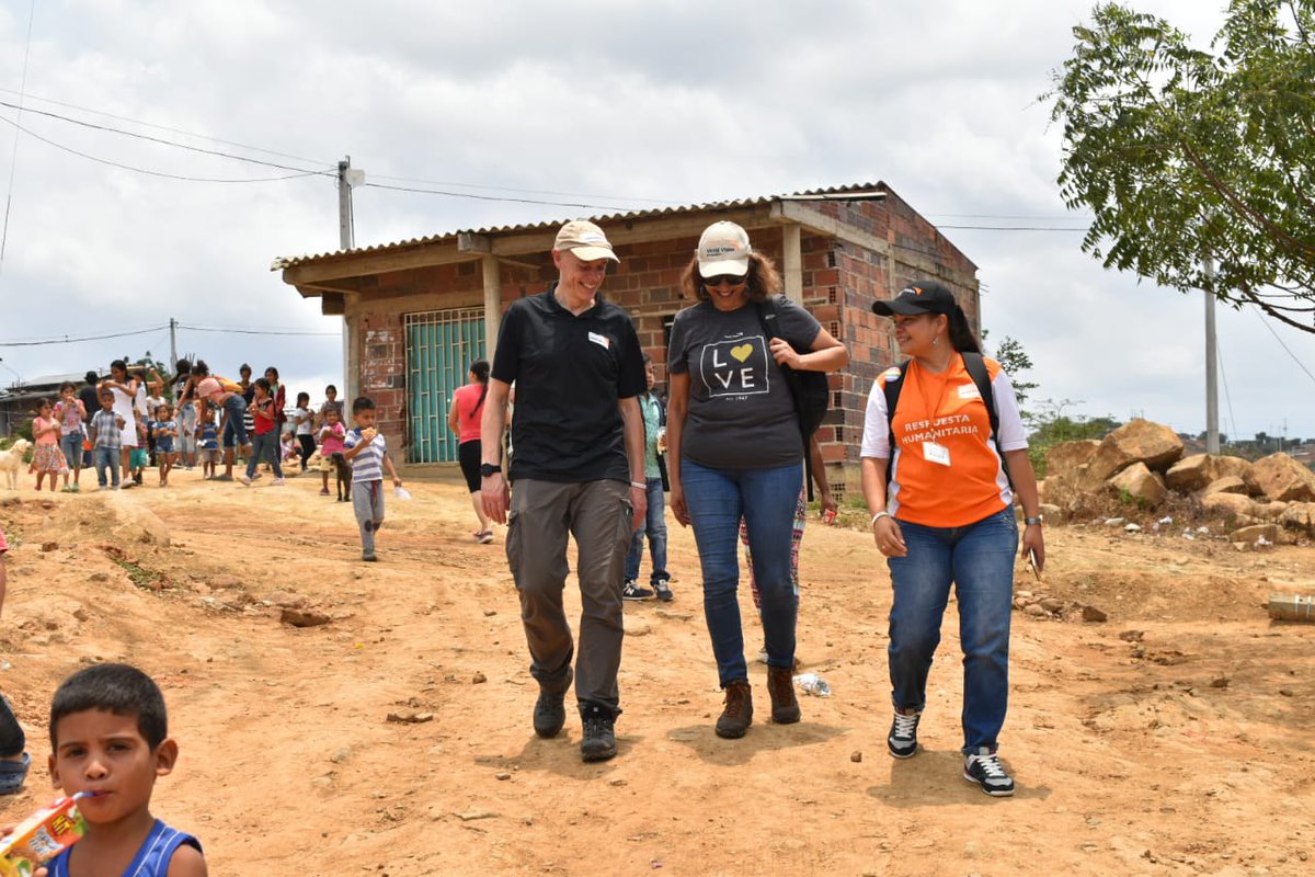WorldVisionLAC's tweet photo. Justin Byworth, Líder Global de Asuntos Humanitarios y Emergencias de @WorldVision International visita uno de nuestros Espacios Amigables de la Niñez en Cúcuta. En este lugar, 650 niños venezolanos reciben apoyo psico social. En tiempos de crisis, la niñez es la más vulnerable. https://t.co/6r6H0Ba0xs
