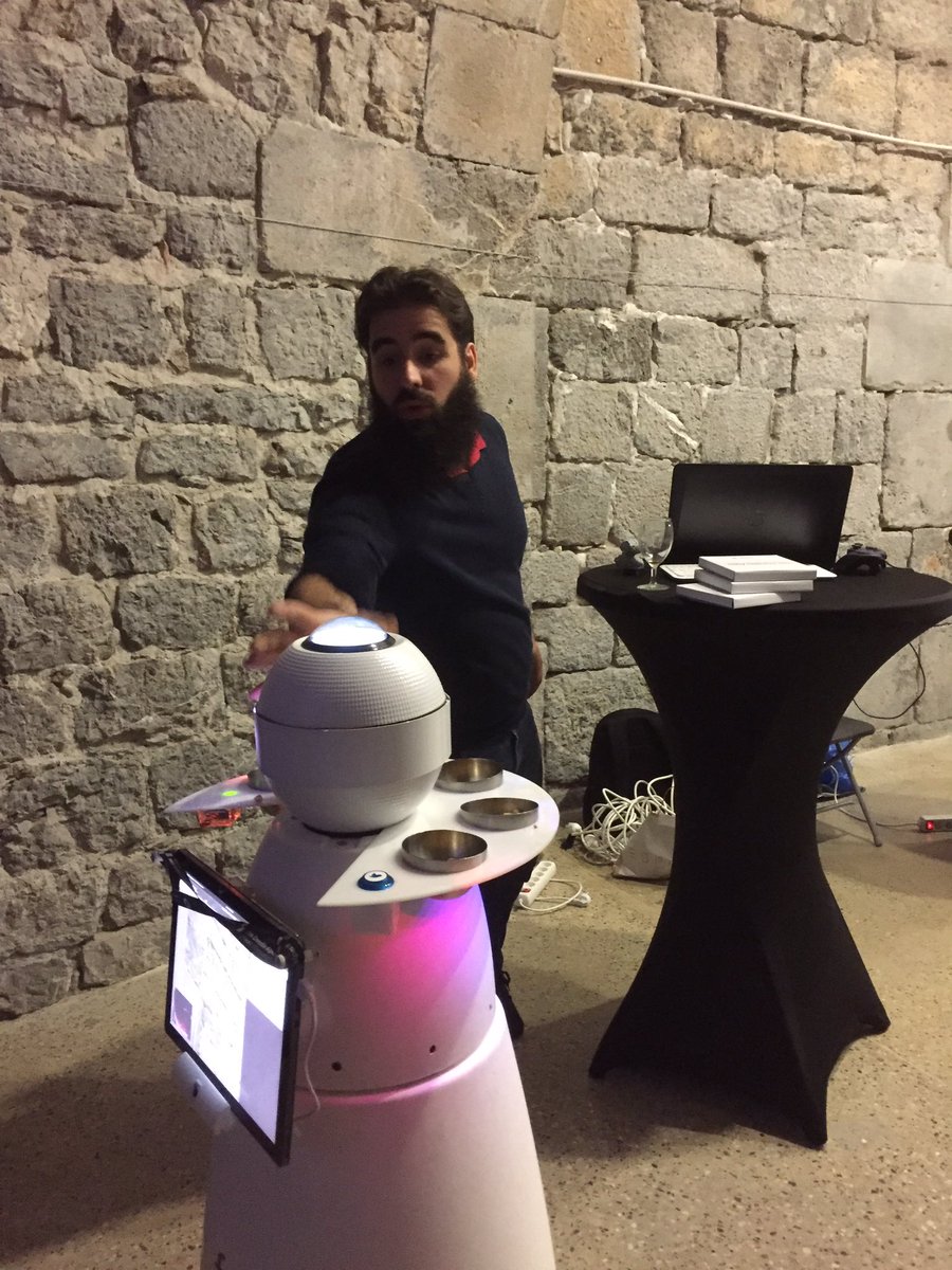 EMRollinat's tweet photo. #BootCamp6 @vpnum. C'est simple, le robot de telepresence, #Robair, c'est bien plus qu'un pot de fleurs... c'est un assemblage de pots de fleurs qui peut nous suivre et plus encore, si affinités... @RobairLig #FabLab @u_grenoblealpes https://t.co/BgOOMHfkCG