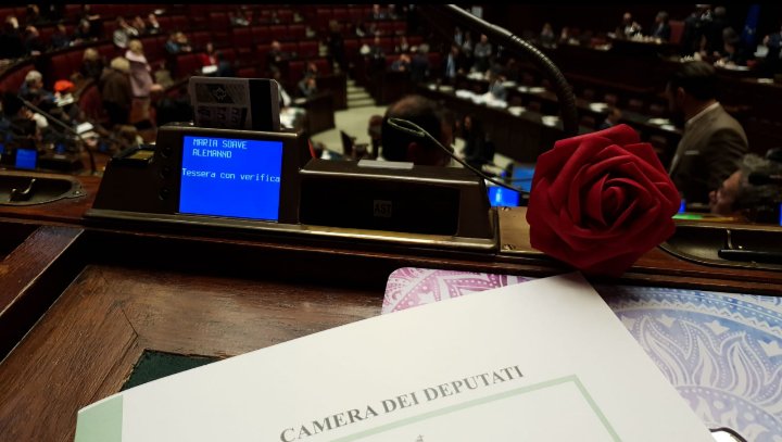 msalemanno's tweet photo. È una giornata importante per il nostro Paese: abbiamo approvato #codicerosso, una legge di civiltà e tutela delle donne e minori che subiscono violenze efferate.
Un passo in avanti nella lotta contro la #Violenza di genere! 
#LIBEREDIVIVIERE https://t.co/mFI063Pa7w