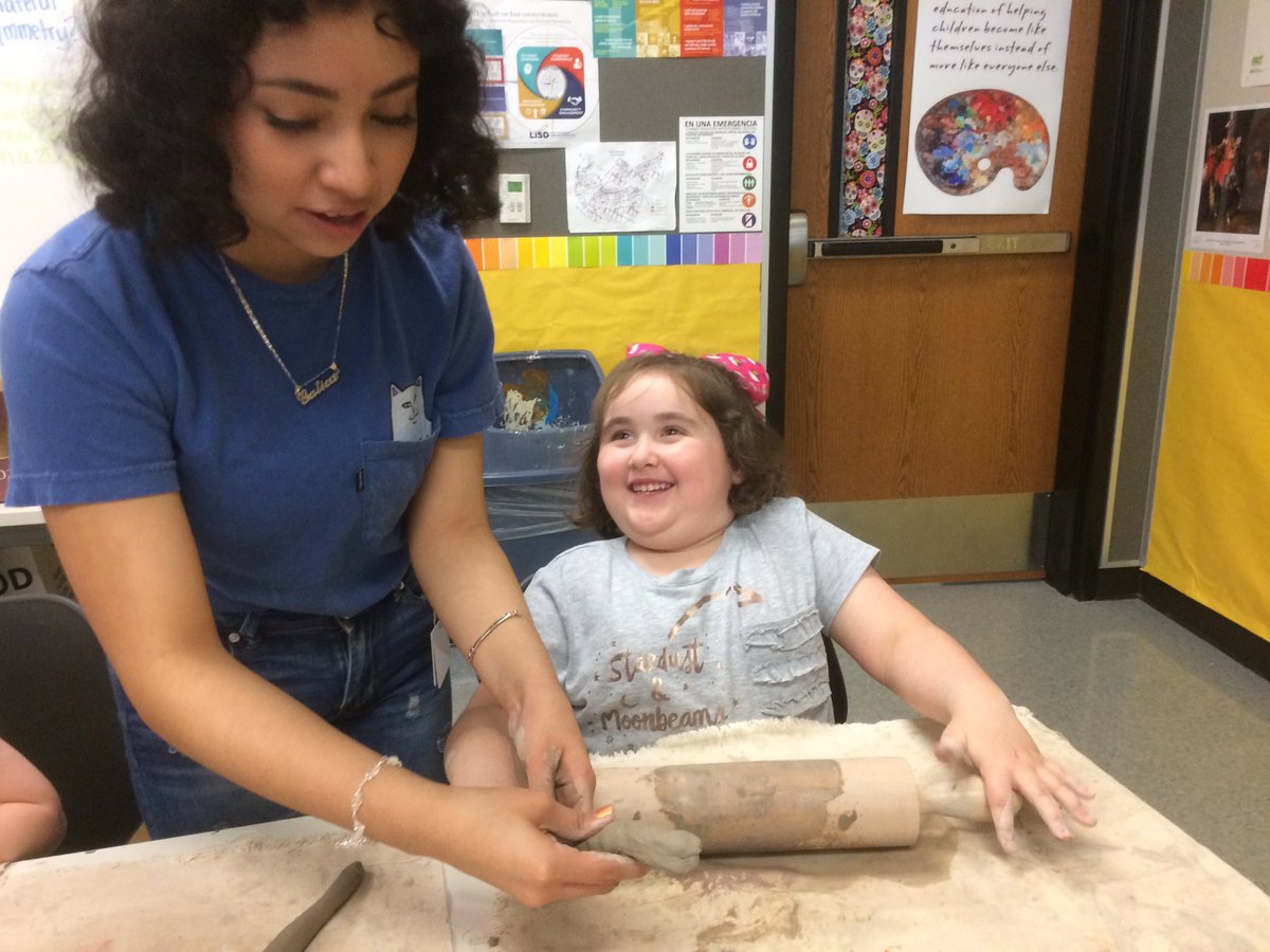 heycrazyartlady's tweet photo. The Colony High School ceramics students came over to Camey Elementary to teach a lesson on clay!!! #ARTMATTERS #LISDCARES #lisdvisualart #CameyPride https://t.co/6N2H9VOjs5