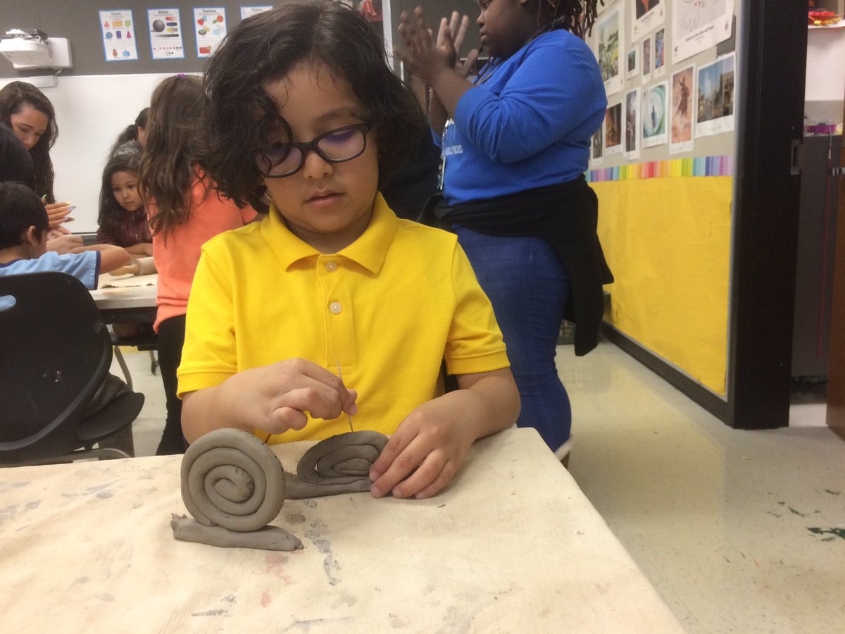 heycrazyartlady's tweet photo. The Colony High School ceramics students came over to Camey Elementary to teach a lesson on clay!!! #ARTMATTERS #LISDCARES #lisdvisualart #CameyPride https://t.co/6N2H9VOjs5