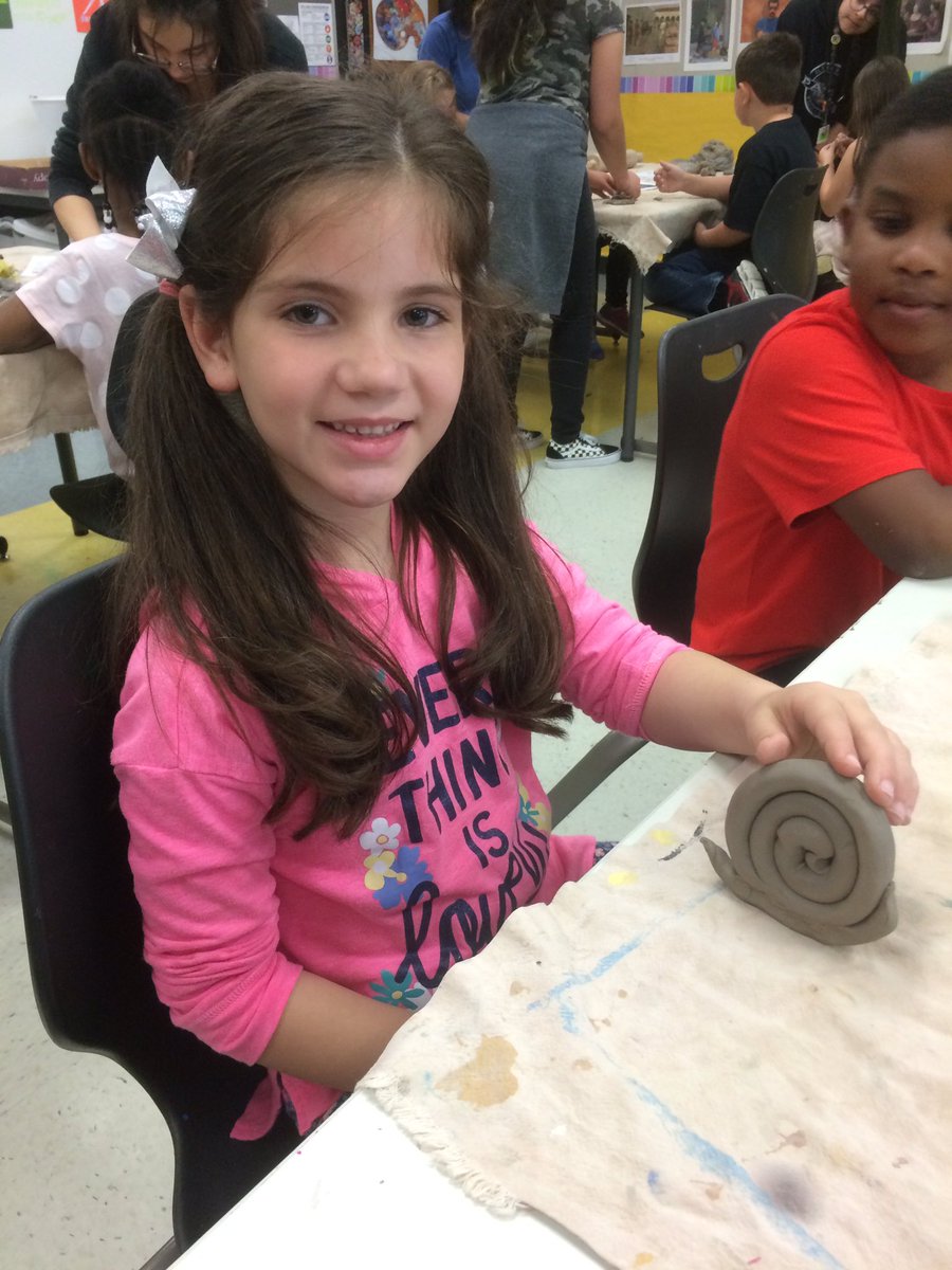 heycrazyartlady's tweet photo. The Colony High School ceramics students came over to Camey Elementary to teach a lesson on clay!!! #ARTMATTERS #LISDCARES #lisdvisualart #CameyPride https://t.co/6N2H9VOjs5