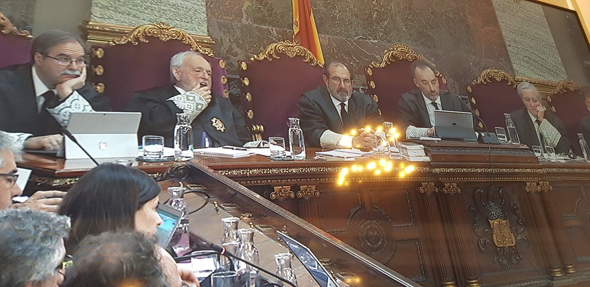 ErnestoEkaizer's tweet photo. #1O La defensa de J  Sánchez, J. Turull y J. Rull acaba de presentar escrito para solicitar su libertad  Se alega dos razones: ejercicio derecho defensa (las sesiones del juicio dificultan ese derecho y ello se agrava si se prevé 2 meses de juicio) y disminución de riesgo de fuga https://t.co/yeveViKCcq