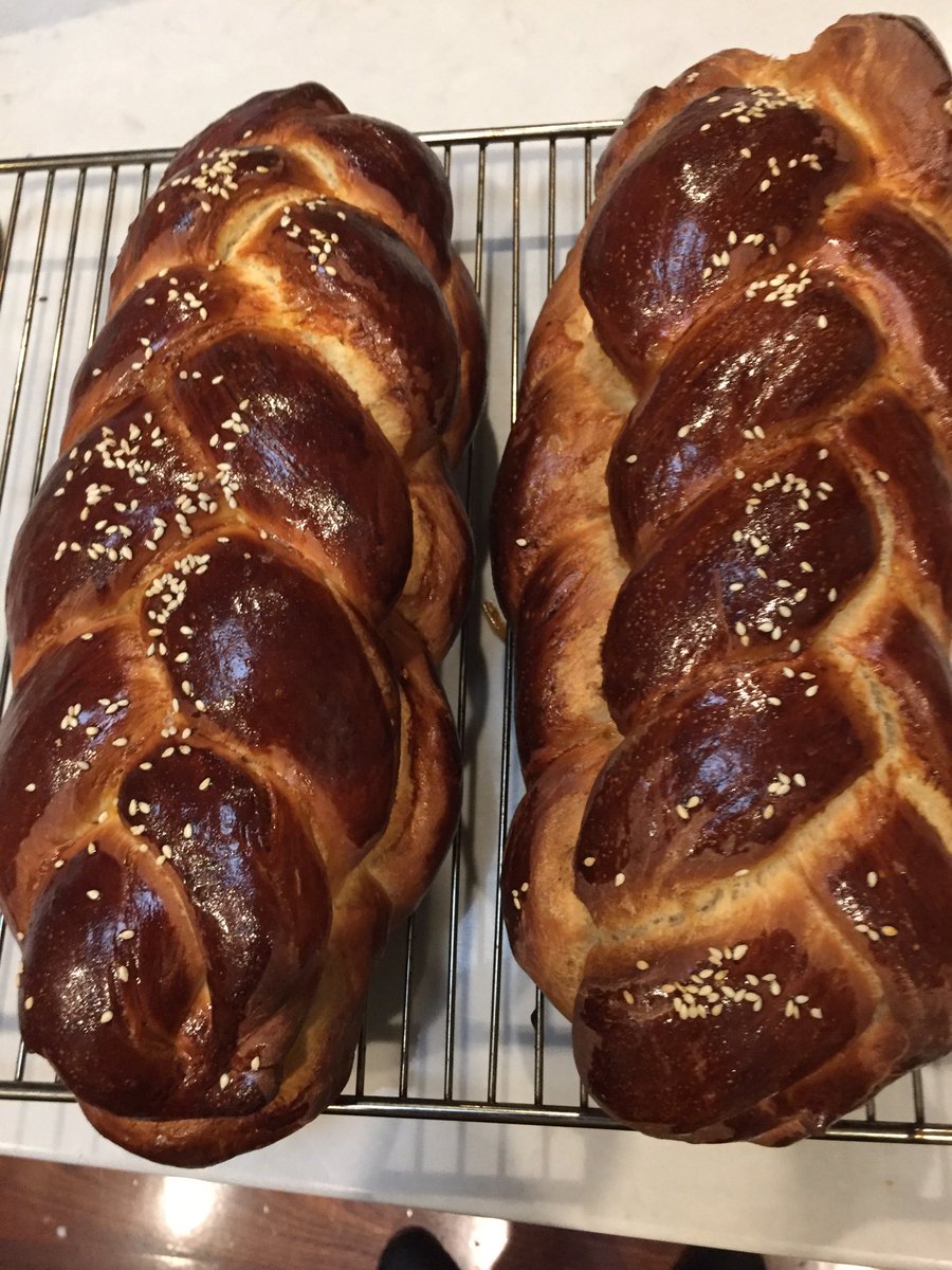 ⁦@dan_lepard⁩ That's what mine look like. Egg yolk glaze - actually, I keep half an egg from the ingredients for the glaze. And sesame seeds on top. Traditional for me.