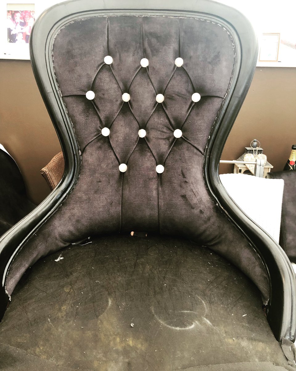 Frame painted, back buttoned, on to the seat next 
#create #loveupholstery #buttons