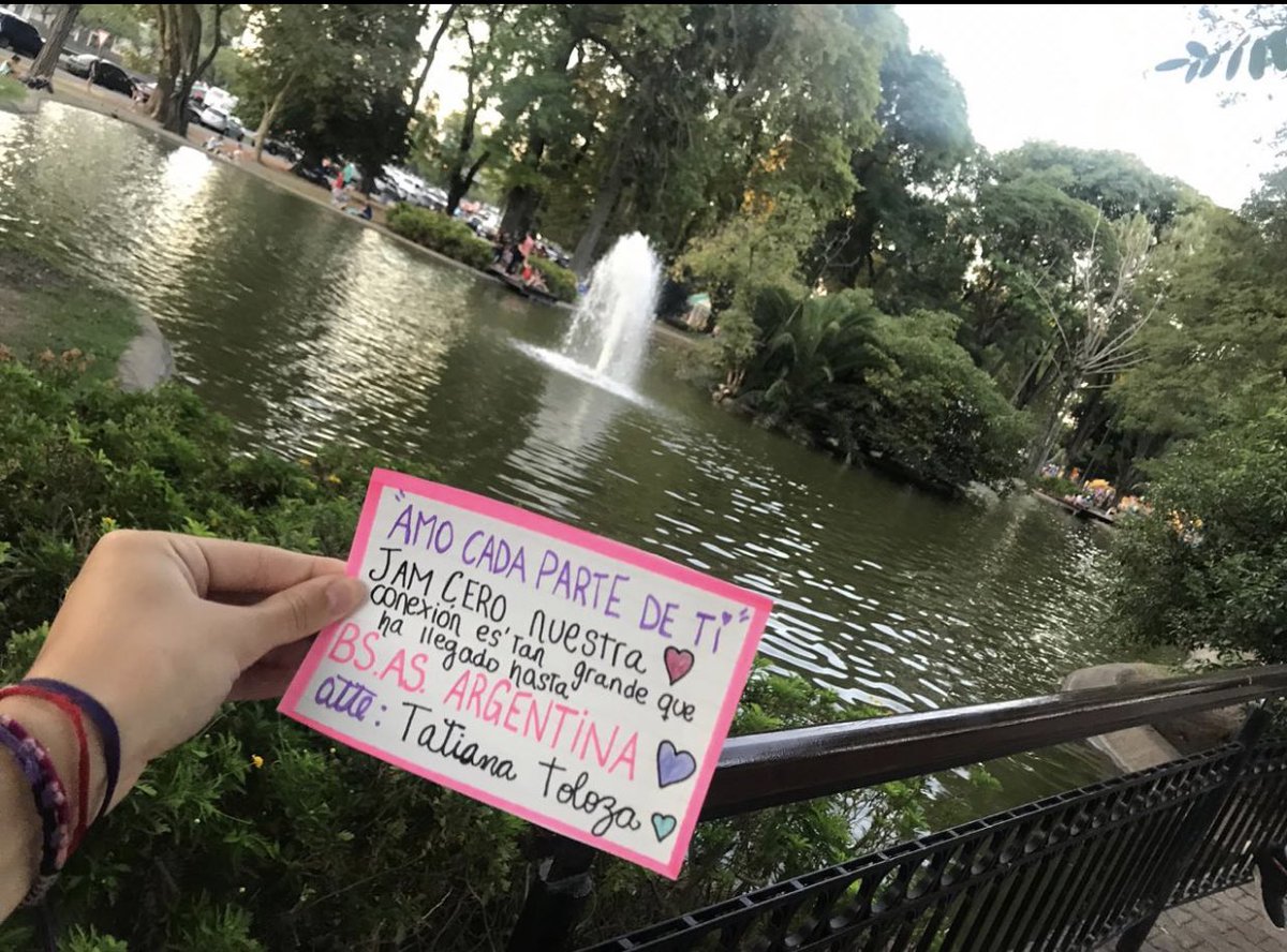 regaloparamino1's tweet photo. HOLA! Necesito ayuda para hacerle un regalo a mi novio!! Podemos intercambiar si quieren !! Soy de Buenos Aires argentina! Necesito que me manden fotos así de distintas partes!! El texto se los digo por privado por si mi novio lo ve de algún lado 😰 no quiero arruinar la sorpresa https://t.co/McE7DjGJi6