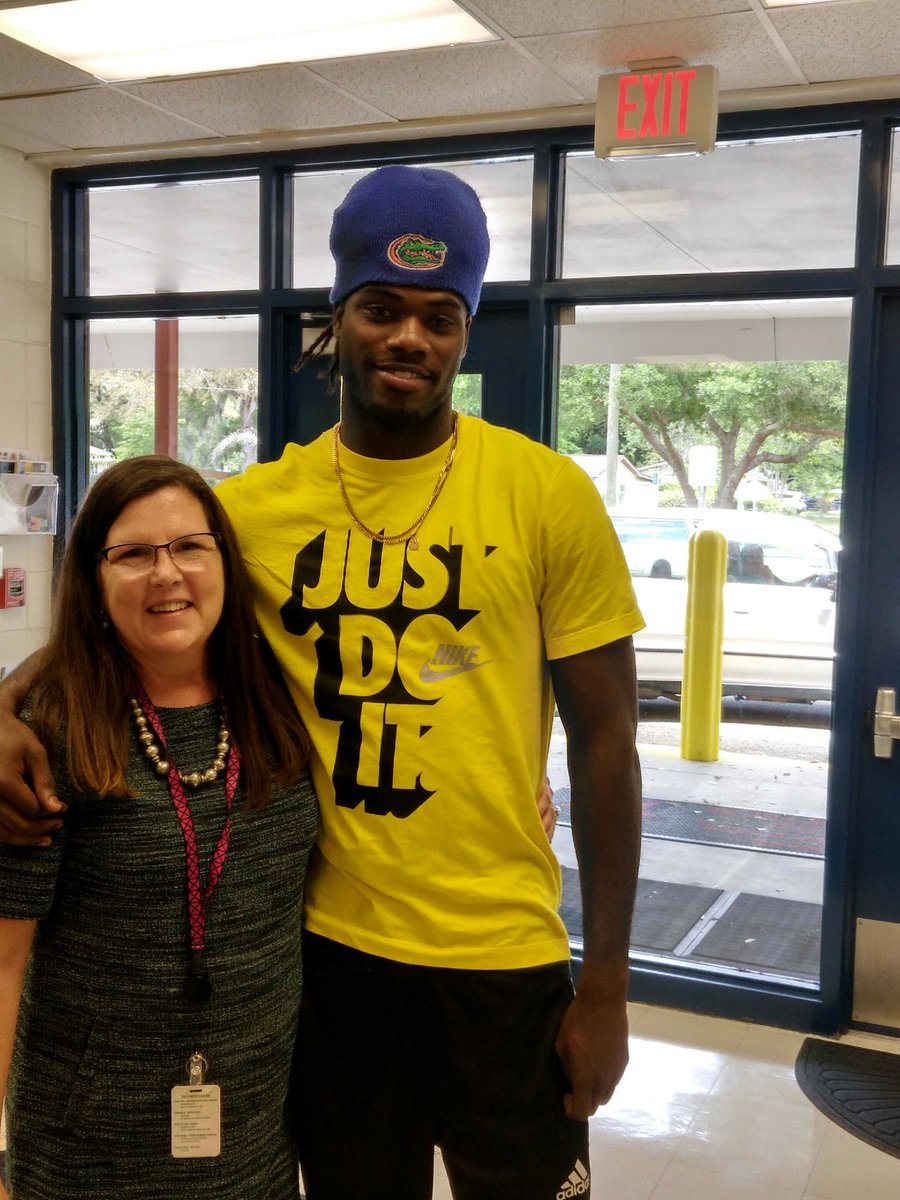 t_michaelos's tweet photo. A proud Woodward Avenue kindergarten teacher right here! This Superstar will be playing football at UF in the fall.  I could not be more proud! ⁦@yg_coolieee⁩ ⁦@WoodwardStars⁩ ⁦@CScottWAE1⁩ https://t.co/tZWhUsfQnm