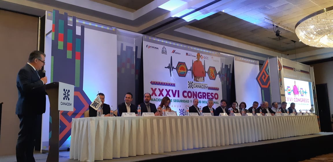 CONCAMIN's tweet photo. "#CONCAMIN reconoce a la #industriadelcemento por su generación de más 40 millones de toneladas anualmente, lo que equipara a más de 300 kilogramos de cemento producidos por habitante“
📸@fcervantes5 en el Congreso Nacional de Seguridad y Salud Ocupacional @Canacem_Mx.#70CANACEM https://t.co/B1XQNvx7gK