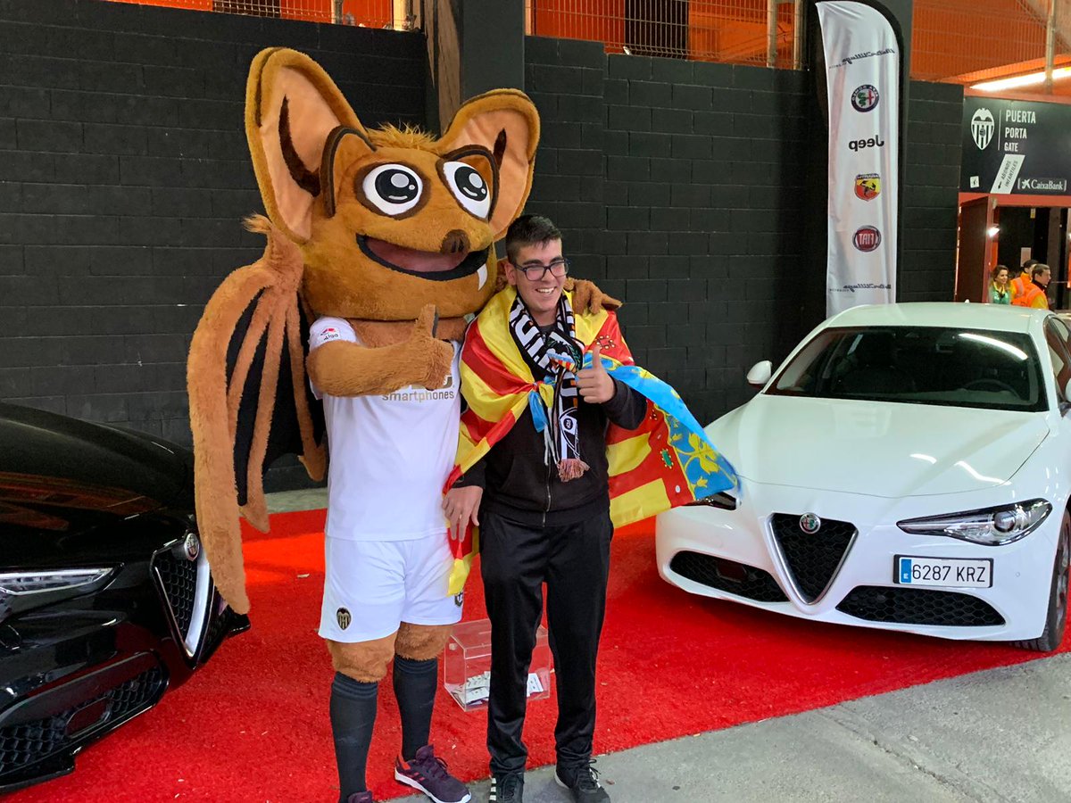 valenciacf_vale's tweet photo. Ja estem preparats en #Mestalla 🏟️ esperant a tots els nostres 🦇🦇🦇
🚗 @AlfaRomeo_es @motorvillage_es 🚗
#ValenciaRealMadrid #AlfaVCF https://t.co/5ksEVIdbjS