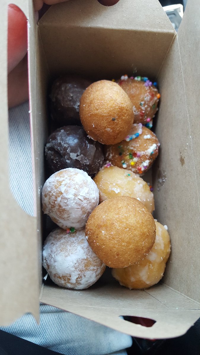 Mman222's tweet image. Leaving 8 timbits, giving the kids 4 timbits each. Canadian dads know which 2 I&apos;m going to eat.
#TimHortonsProblems