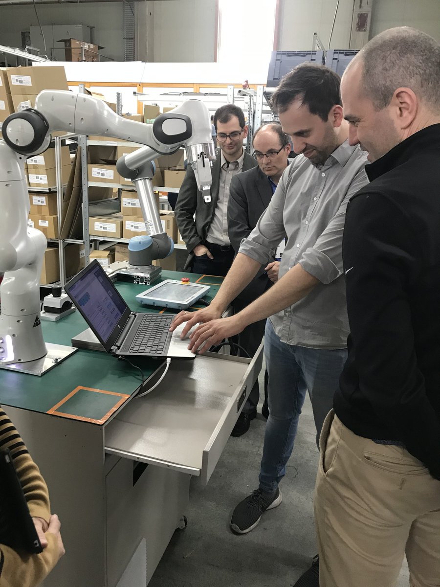 Merkur1994's tweet photo. Jour 3 à #HM19 : Visite hors-site chez WS Kunststoff. Une PME lauréate du prix Industrie 4.0 allemand en 2017 abec Bosch, Siemens et John Deere! Un modèle d’affaire unique: de manufacturier utilisant des cobots vers un fournisseur de cellule cobotisée. #Inspirant #HM19Qc https://t.co/QNRRtOYnNa