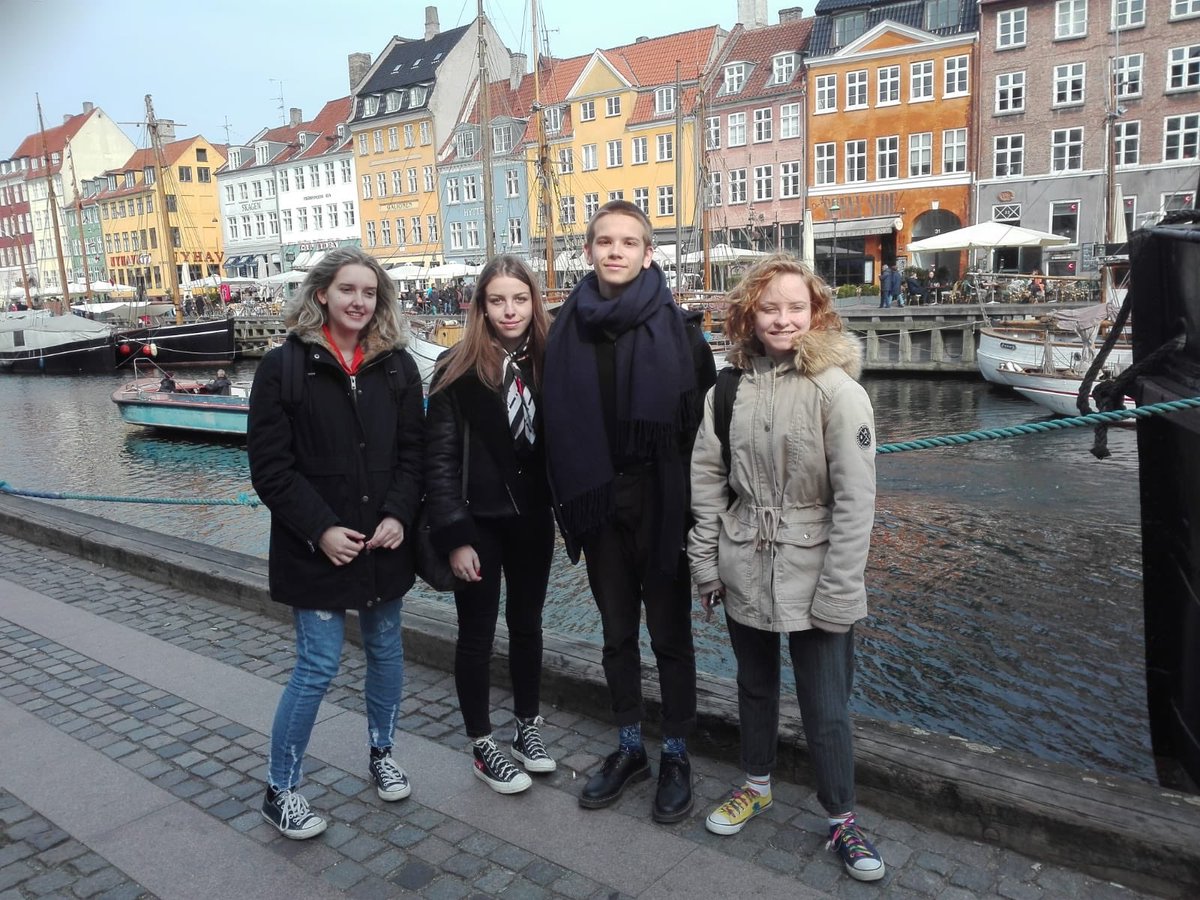 StDenisAnnonay's tweet photo. Notre délégation française en Suède était en excursion pour la journée à Copenhague avec tous les partenaires dans le cadre du projet Erasmus+ «New Voices of Europe » 🇪🇺🇫🇷🇳🇴🇸🇪🇩🇪🇧🇬🇮🇹#ErasmusPlus #erasmus #agenceerasmus #suede #lund @Ardeche_07 @EUErasmusPlus @gen_erasmus https://t.co/l54NoQI11k