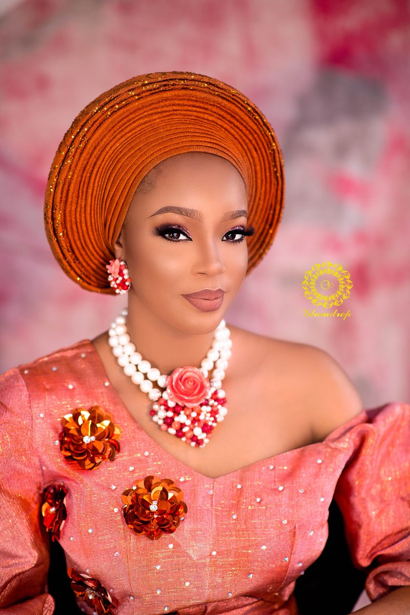 glam_drop's tweet photo. Super gorgeous 😍😍😍
Makeup and gele @glam_drop 
Aso oke @ariesbeadnasooke 
Beads @rochem_iyaileke 
#mamaglamtotheworld
#glamdroponthebeat
#naijamua https://t.co/UyeB39b8dv
