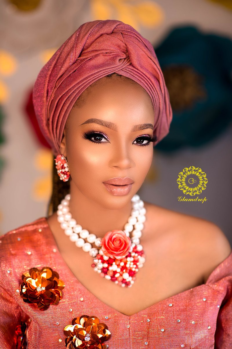 glam_drop's tweet photo. Super gorgeous 😍😍😍
Makeup and gele @glam_drop 
Aso oke @ariesbeadnasooke 
Beads @rochem_iyaileke 
#mamaglamtotheworld
#glamdroponthebeat
#naijamua https://t.co/E4scHPVzoI