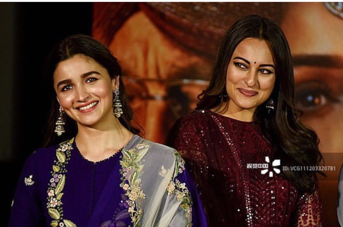 Bollylerinya's tweet photo. Kalank’ın bir tanıtımı daha yapıldı. İşte Kalank filminin güzel ailesinden gelen yeni fotoğraflar 📸 #AliaBhatt #VarunDhawan #SonakshiSinha #MadhuriDixit #SanjayDutt #AdityaRoyKapoor #Kalank #KalankTrailerLaunch #KalankTrailer #KalankTrailerIn2Days #KalankTrailerToday https://t.co/KlOZNtYpX0
