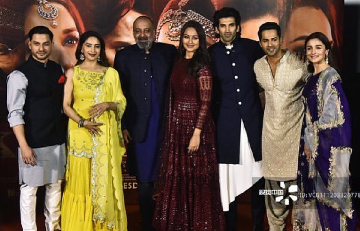 Bollylerinya's tweet photo. Kalank’ın bir tanıtımı daha yapıldı. İşte Kalank filminin güzel ailesinden gelen yeni fotoğraflar 📸 #AliaBhatt #VarunDhawan #SonakshiSinha #MadhuriDixit #SanjayDutt #AdityaRoyKapoor #Kalank #KalankTrailerLaunch #KalankTrailer #KalankTrailerIn2Days #KalankTrailerToday https://t.co/KlOZNtYpX0