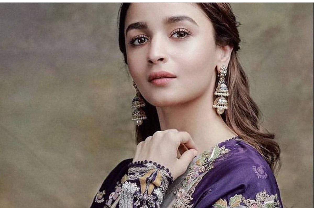 Bollylerinya's tweet photo. Kalank’ın bir tanıtımı daha yapıldı. İşte Kalank filminin güzel ailesinden gelen yeni fotoğraflar 📸 #AliaBhatt #VarunDhawan #SonakshiSinha #MadhuriDixit #SanjayDutt #AdityaRoyKapoor #Kalank #KalankTrailerLaunch #KalankTrailer #KalankTrailerIn2Days #KalankTrailerToday https://t.co/KlOZNtYpX0
