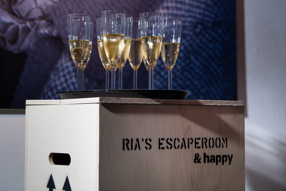 andhappy_NL's tweet photo. Tijdens de @PlanetreeZorg conferentie hebben velen van jullie een voorproefje van de Escape Room gekregen. Alle deelnemers maakte kans om met 10 personen de volledige Escape Room te ervaren. De winnaar van deze prijs is Mirjam Verduin van @RivasZorggroep. Van harte gefeliciteerd! https://t.co/0kCifCTL3O