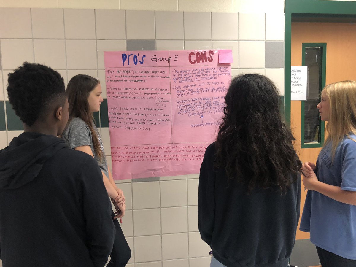 BaudendistelK's tweet photo. Three stars and a wish—student critique analysis. These teens grade harder than the teacher! 😊#peertopeergrading #collaborativeevaluation @PISDReynolds #WeAreReynolds https://t.co/MScjQprfpp