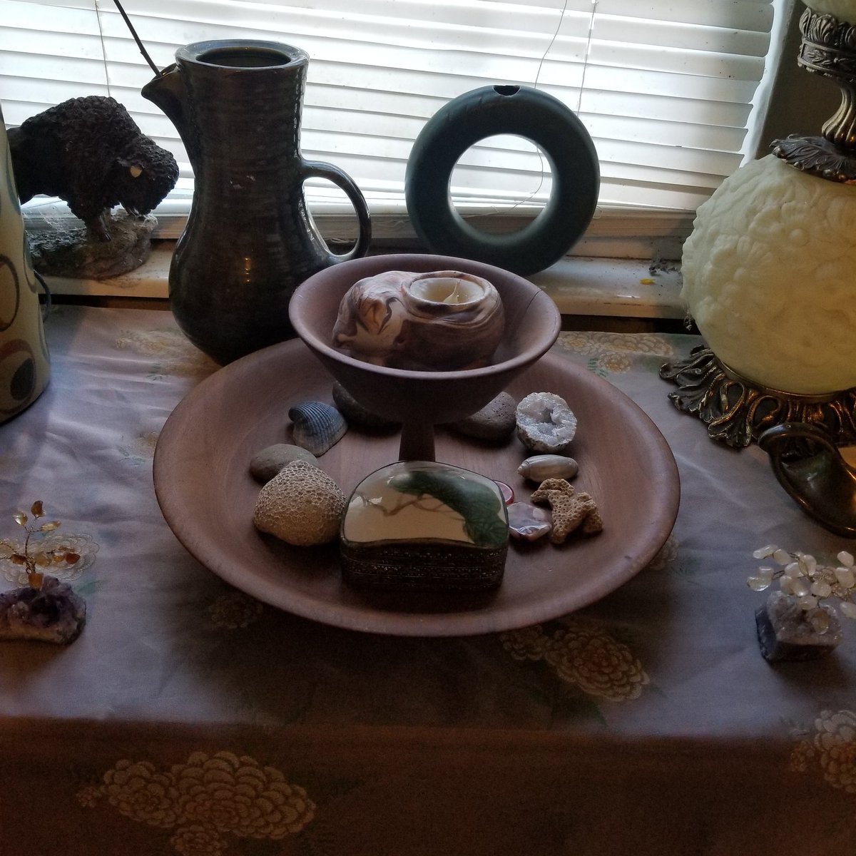 GiGiVedaBohemia's tweet photo. This thrifted wooden centerpiece is one of my favorite new additions to the living room reorganization project. I plan to fill it with beautiful crystals as a sensory station for the girls &amp; visitors to explore and enjoy. It's the little things 🌞 #iamchangingtheenergy #sensory https://t.co/0X2q15314U