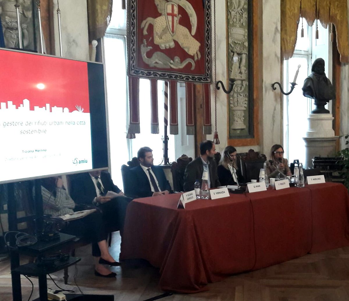 "Siamo al lavoro per realizzare a #Genova un vero e proprio cambio di prospettiva sul tema dei #Rifiuti a partire dalla riconcezione del rifiuto stesso, da problema a risorsa” dichiara <a href="/TizianaMerlino1/">Tiziana Merlino</a>, Direttore Generale di #amiu ad @EUROCITIEStweet <a href="/ComunediGenova/">COMUNE DI GENOVA</a>
