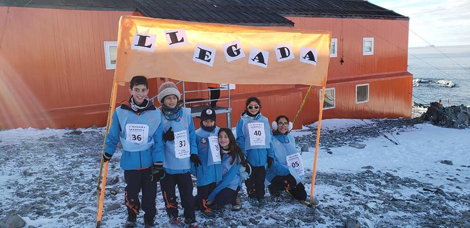SonderArgentina's tweet photo. ❄ De la mano de @Deportes_tdf, estuvimos con la Escuela Provincial N°38 de la Base Antártica Esperanza, la única en el Continente Antártico, en la realización de la 1° Marcha Aeróbica por Malvinas.
La nota completa: https://t.co/bb81aXGI82

#Sonder #VestimosElJuego https://t.co/yK8OoY3doE