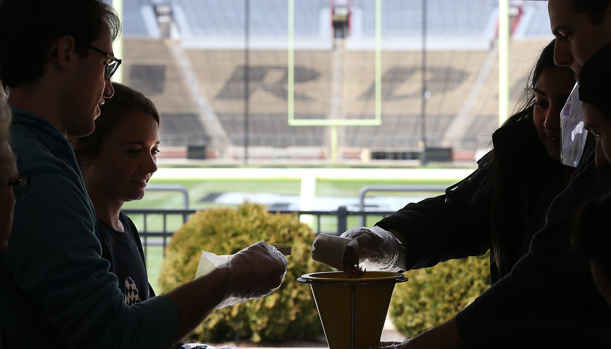 PurdueAg's tweet photo. We couldn't be more proud of our #PurdueAgWeek19 students & volunteers! 🚂🔨 At yesterday's #HammerDownHunger event, more than 1,000 volunteers packed 150,000 meals in less than 4.5 hours. Thank you all! #TakeGiantLeaps #Purdue150 #PurdueAg
📸: https://t.co/g4bzHn2wsC https://t.co/rzKqQp3wrF