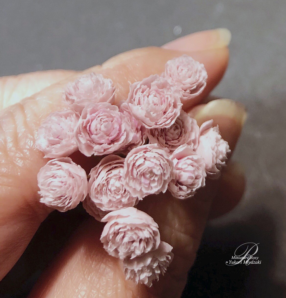 ｒｏｓｙ ミニチュアクレイフラワー 樹脂粘土で作るミニチュアの花 やっと必要数を作り終えたのでこれから束ねてみます 楽しみだけど緊張する ロマンチックなアレンジメントになる はず 何度でもやり直せるから納得いく物になるまで頑張ります