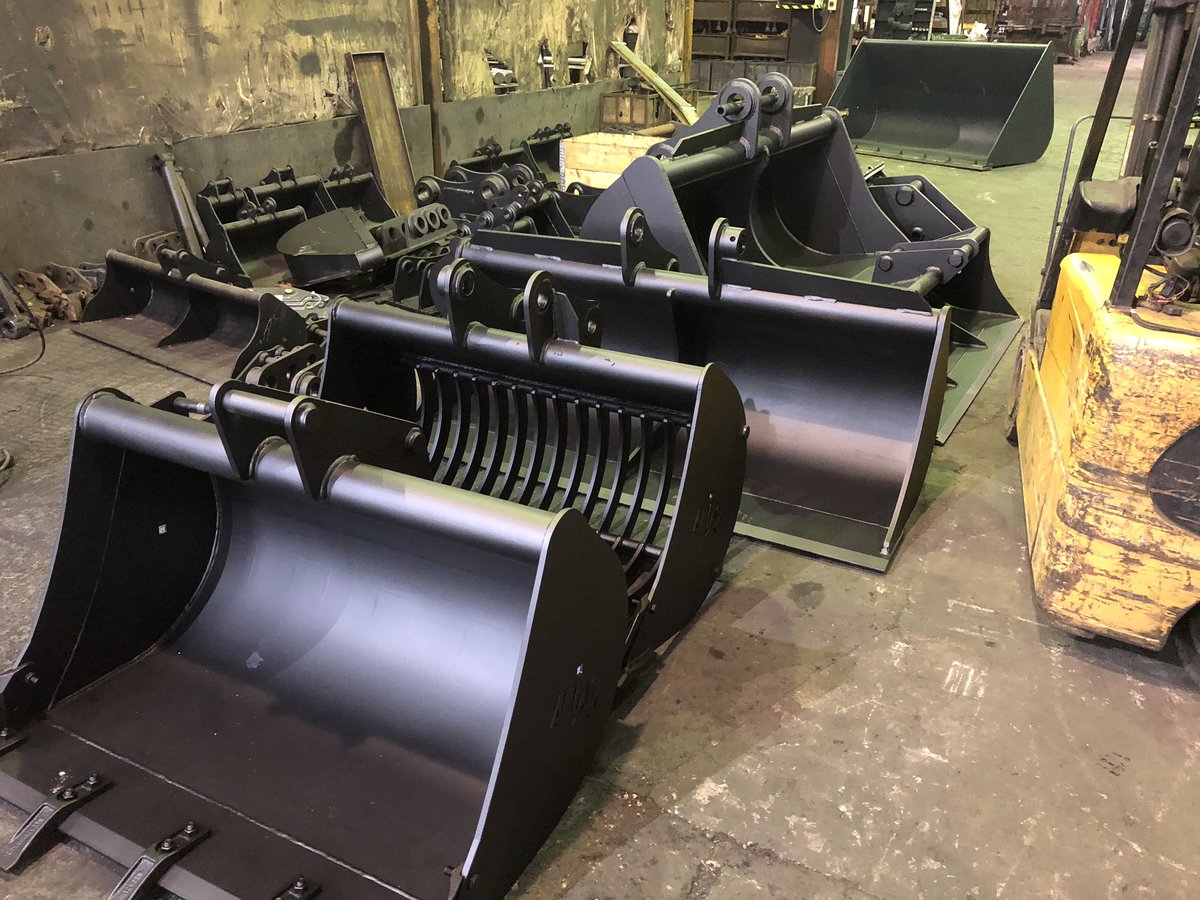 Abiljo_buckets's tweet photo. Wife range of #excavator #attachments lined up ready for delivery today #clamgrab #hydraulichammer #bracket #gradingbuckets #riddlebuckets #diggingbuckets all manufactured in house #builtinbritain https://t.co/CdCDqMZjWb